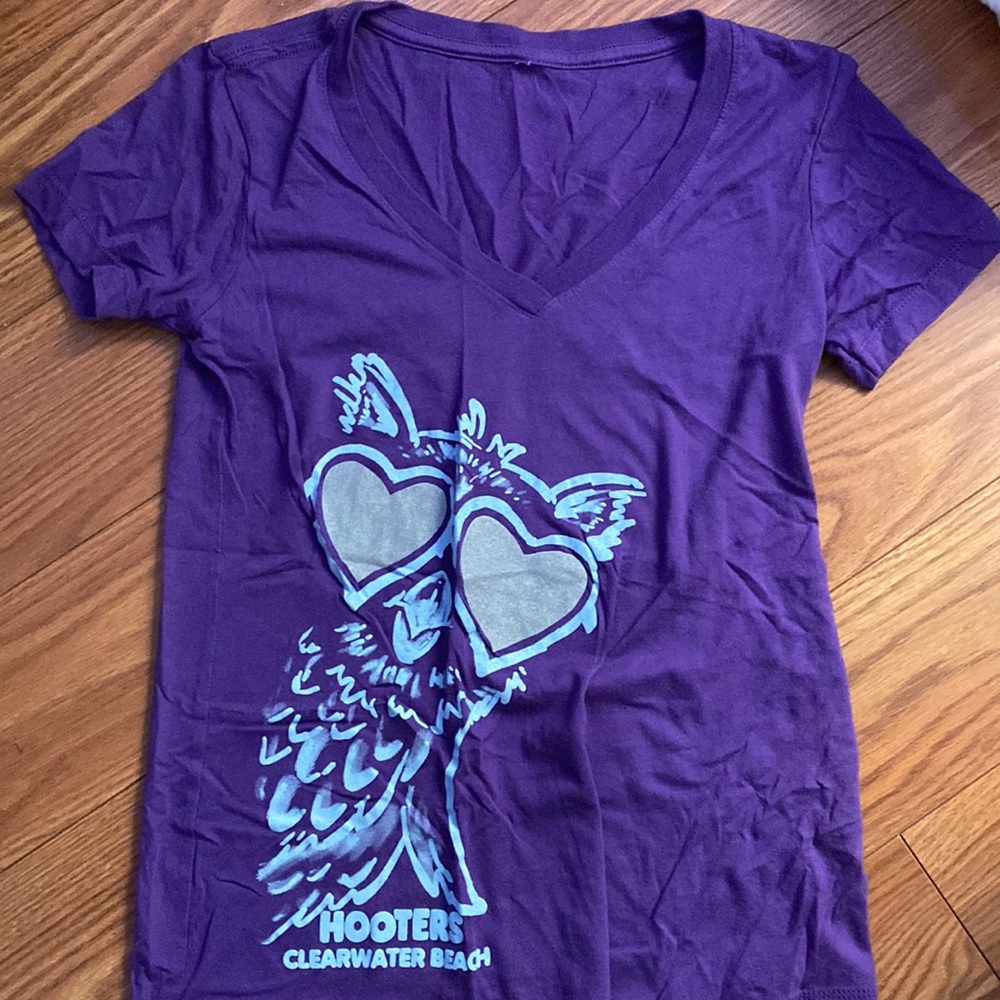 Women’s Hooters Shirt